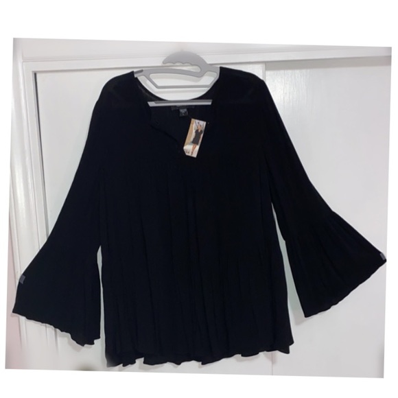 Karen Kane Tops - Karen Kane Black Bell Sleeve Top
